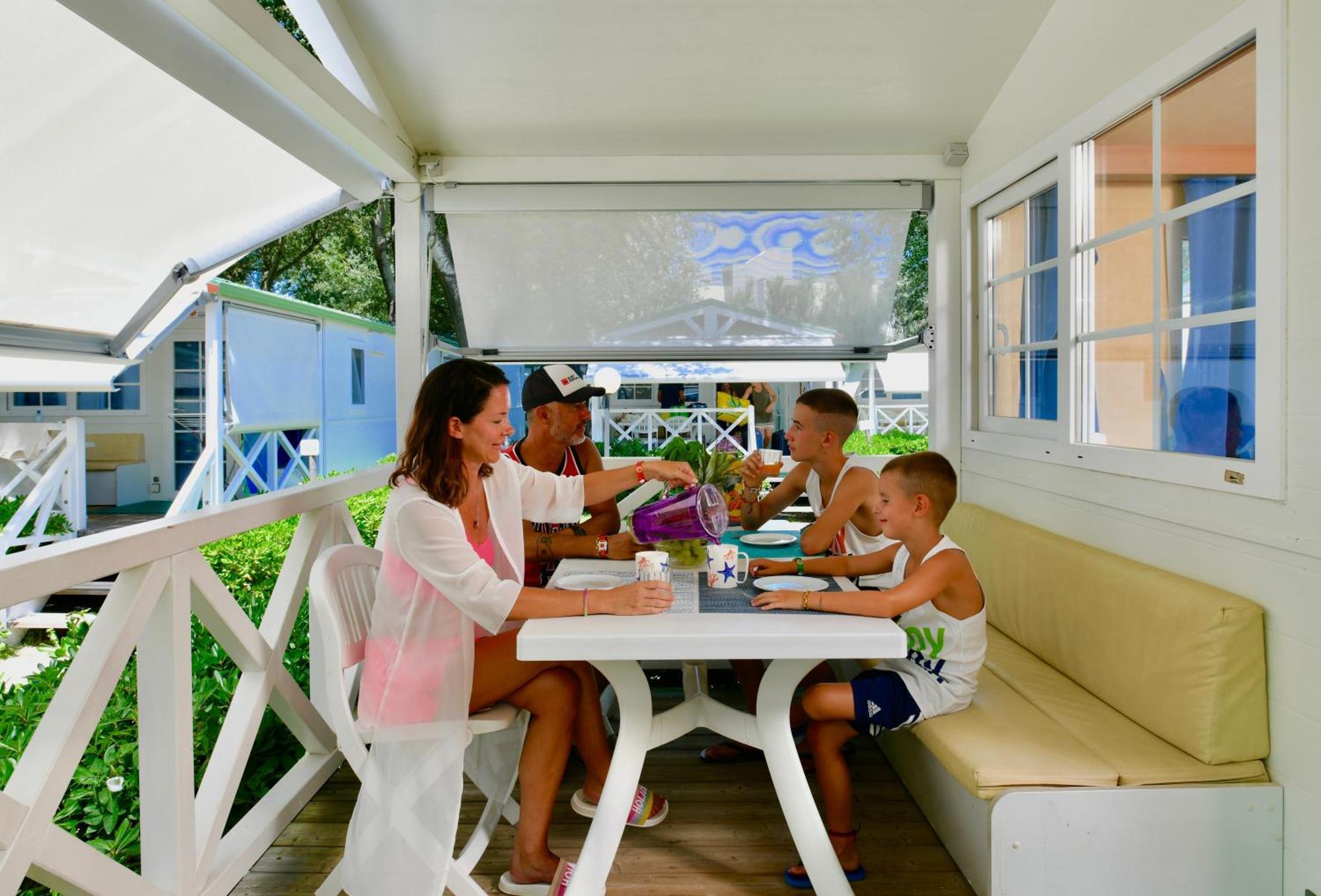 Isamar Holiday Village Ca Lino Exterior photo Family at a table
