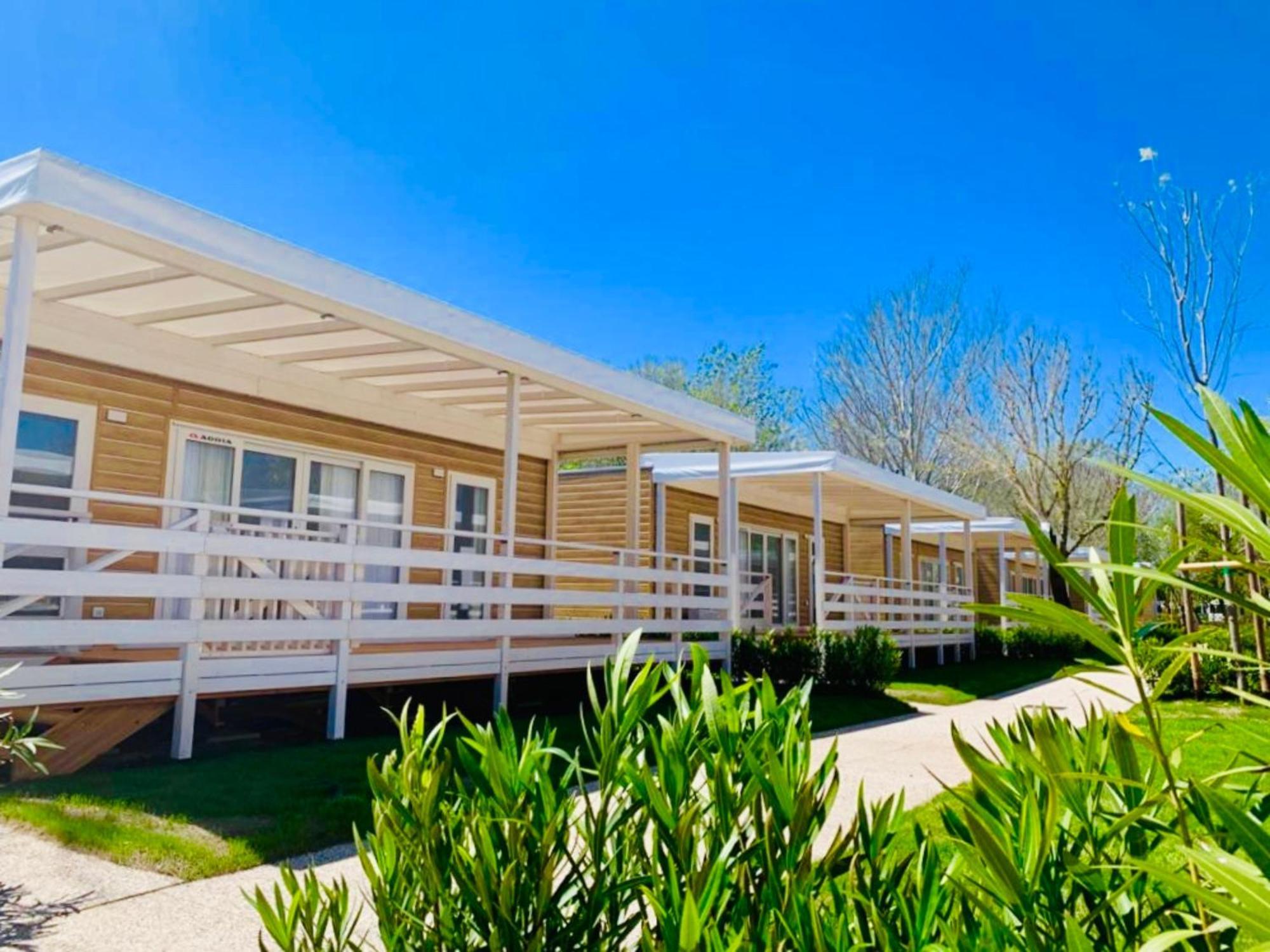 Isamar Holiday Village Ca Lino Room photo The 1960s-era motel at the center of the film